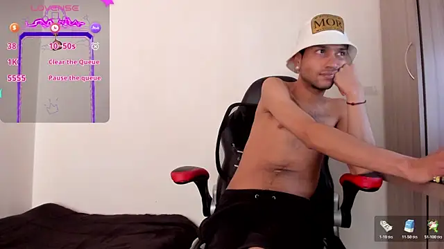 Snapshot of Aron_Baylor chatting on 03/13/26, 09:54 Aron Baylor online show from 03/13/26, 09:54