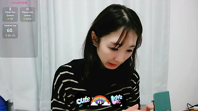 Snapshot of Love_me_Eri_ chatting on 10/22/25, 12:05 Love me Eri online show from 10/22/25, 12:05