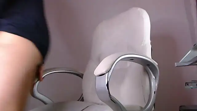 Snapshot of taylor_cruz chatting on 10/19/25, 12:33 taylor cruz online show from 10/19/25, 12:33