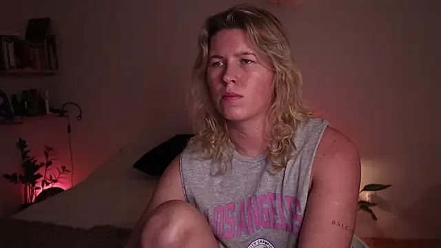 moonamii online show from 10/31/25, 06:42