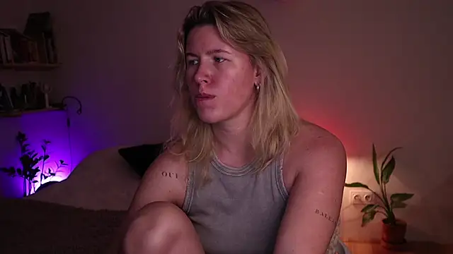 Snapshot of moonamii chatting on 11/12/25, 07:24 moonamii online show from 11/12/25, 07:24