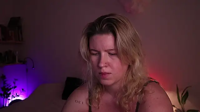 Snapshot of moonamii chatting on 11/15/25, 05:42 moonamii online show from 11/15/25, 05:42