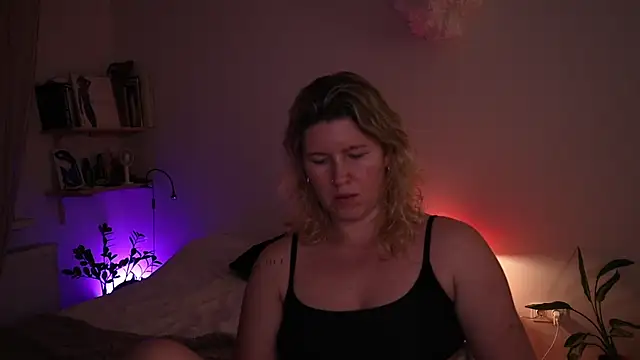 Snapshot of moonamii chatting on 12/13/25, 08:04 moonamii online show from 12/13/25, 08:04