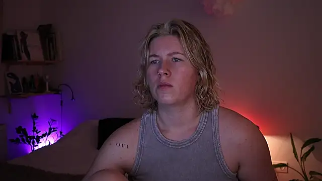 Snapshot of moonamii chatting on 12/16/25, 06:24 moonamii online show from 12/16/25, 06:24