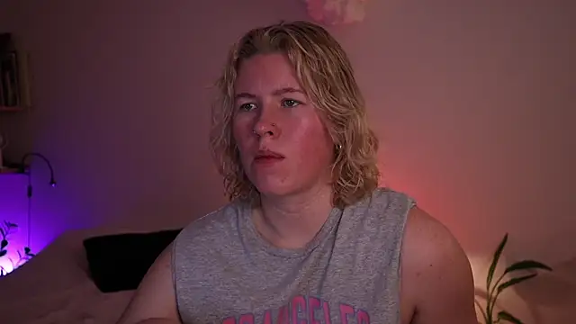 Snapshot of moonamii chatting on 12/19/25, 02:57 moonamii online show from 12/19/25, 02:57