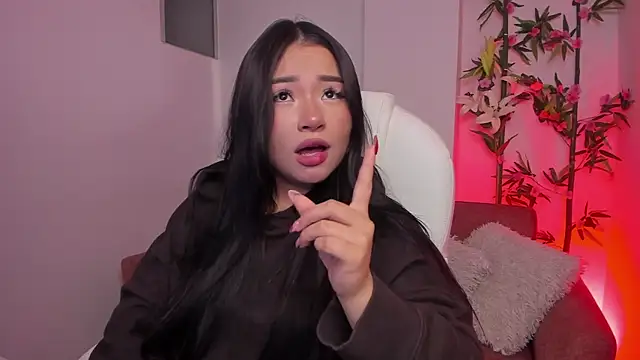 Snapshot of Lulu_Sakura_ chatting on 12/15/24, 10:39 Lulu Sakura  online show from 12/15/24, 10:39