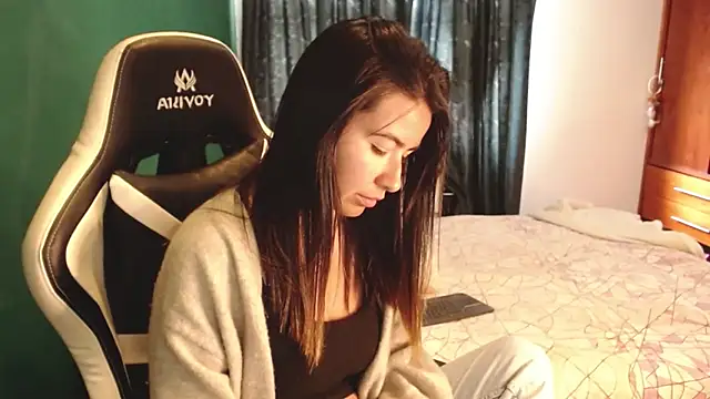 Snapshot of alice_middlee chatting on 12/19/25, 07:21 alice middlee online show from 12/19/25, 07:21