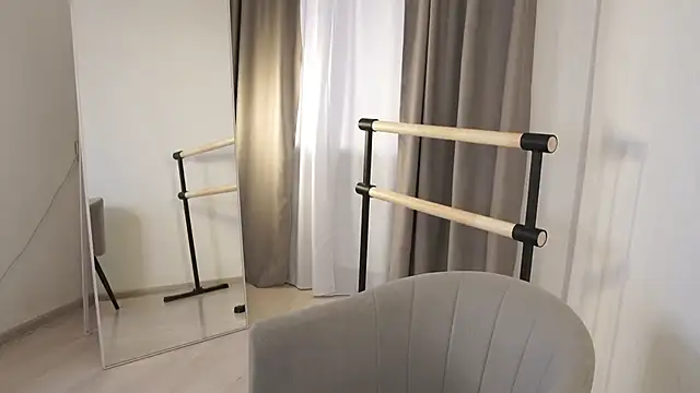 Snapshot of FiaMoor chatting on 11/22/25, 11:20 FiaMoor online show from 11/22/25, 11:20