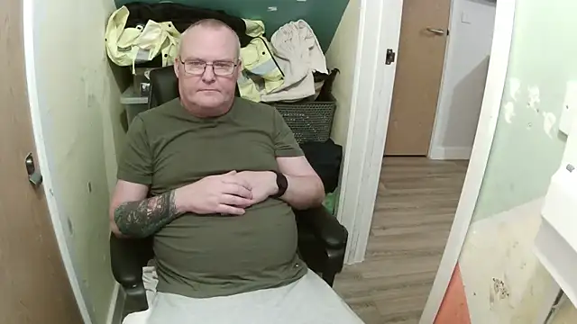 Snapshot of FriendlyDave chatting on 02/05/25, 06:59 FriendlyDave online show from 02/05/25, 06:59