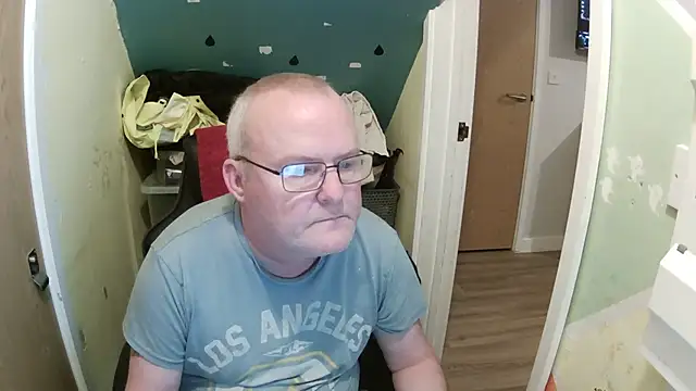 Snapshot of FriendlyDave chatting on 02/06/25, 07:40 FriendlyDave online show from 02/06/25, 07:40