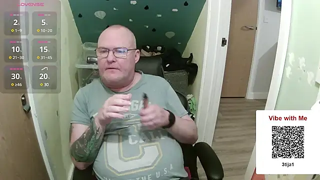 Snapshot of FriendlyDave chatting on 02/15/25, 06:55 FriendlyDave online show from 02/15/25, 06:55