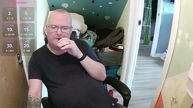 Snapshot of FriendlyDave chatting on 03/17/25, 09:01 FriendlyDave online show from 03/17/25, 09:01