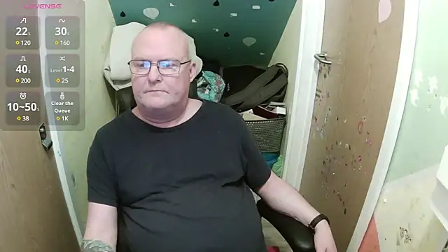 Snapshot of FriendlyDave chatting on 03/17/25, 05:49 FriendlyDave online show from 03/17/25, 05:49