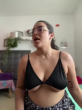 Snapshot of Lia_flowers chatting on 01/15/25, 06:40 Lia flowers online show from 01/15/25, 06:40