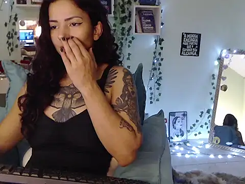 Snapshot of BeellyDance chatting on 09/14/25, 01:43 BeellyDance online show from 09/14/25, 01:43