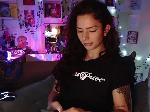 Snapshot of BeellyDance chatting on 10/10/25, 07:24 BeellyDance online show from 10/10/25, 07:24