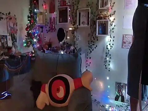 Snapshot of BeellyDance chatting on 12/13/25, 08:04 BeellyDance online show from 12/13/25, 08:04