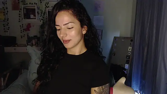 Snapshot of BeellyDance chatting on 04/14/26, 11:16 BeellyDance online show from 04/14/26, 11:16