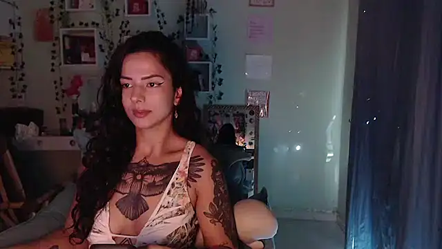 Snapshot of BeellyDance chatting on 04/23/26, 12:04 BeellyDance online show from 04/23/26, 12:04