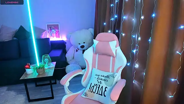 Snapshot of Queen_baby chatting on 12/15/25, 02:38 Queen baby online show from 12/15/25, 02:38