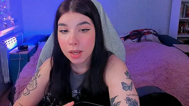 Snapshot of kellyharris chatting on 12/16/24, 04:16 kellyharris online show from 12/16/24, 04:16