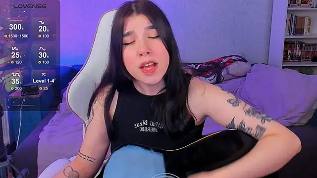 Snapshot of kellyharris chatting on 12/21/24, 05:18 kellyharris online show from 12/21/24, 05:18