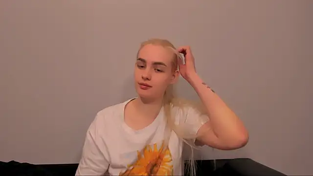 Snapshot of OliviaKisss chatting on 03/23/26, 01:15 OliviaKisss online show from 03/23/26, 01:15