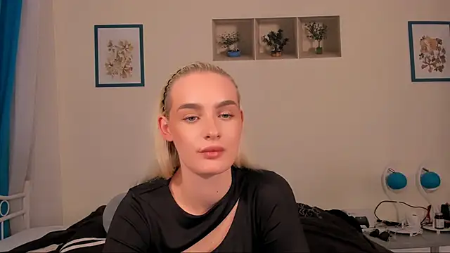 Snapshot of OliviaKisss chatting on 04/15/26, 07:32 OliviaKisss online show from 04/15/26, 07:32