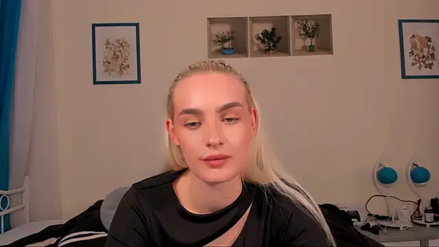 Snapshot of OliviaKisss chatting on 04/15/26, 07:58 OliviaKisss online show from 04/15/26, 07:58