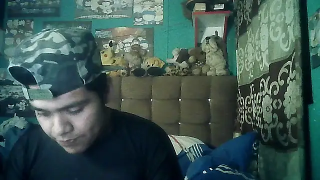 Snapshot of Valesh20 chatting on 11/22/25, 02:32 Valesh20 online show from 11/22/25, 02:32