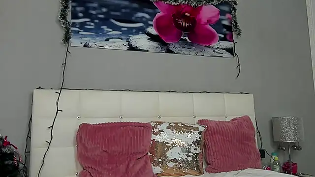 Snapshot of JuliaHunts chatting on 12/31/24, 08:04 JuliaHunts online show from 12/31/24, 08:04