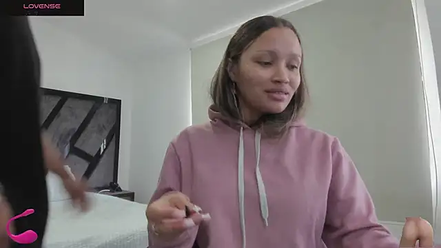 AnnieAndStefan online show from 11/06/25, 02:18