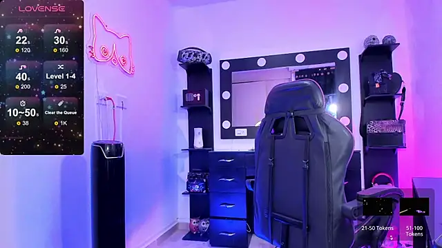 Snapshot of miss_kitty chatting on 11/23/25, 01:27 miss kitty online show from 11/23/25, 01:27