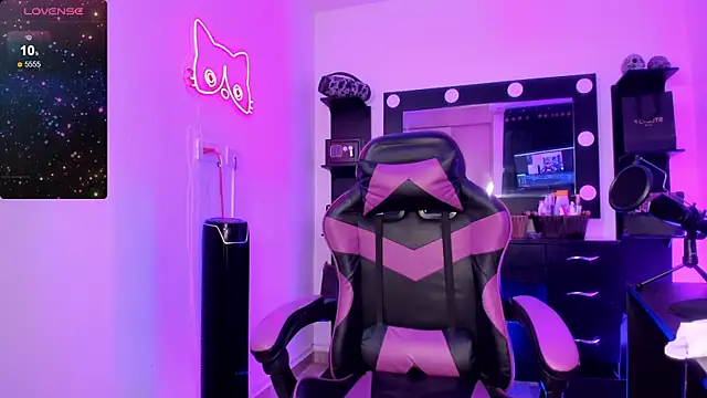 Snapshot of miss_kitty chatting on 04/06/26, 12:52 miss kitty online show from 04/06/26, 12:52