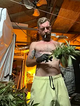 Snapshot of mandjpuff2 chatting on 09/25/25, 06:28 mandjpuff2 online show from 09/25/25, 06:28