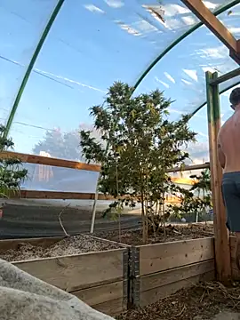 Snapshot of mandjpuff2 chatting on 10/19/25, 12:11 mandjpuff2 online show from 10/19/25, 12:11