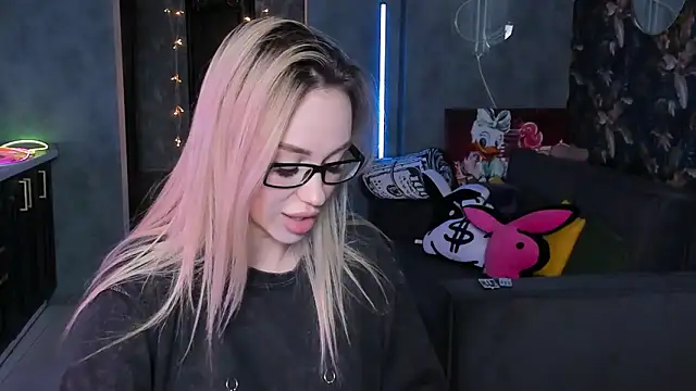 Snapshot of Blckmirrorr chatting on 03/25/26, 12:11 Blckmirrorr online show from 03/25/26, 12:11