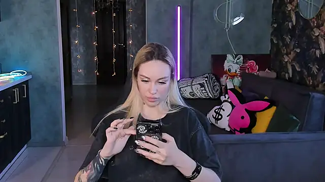 Snapshot of Blckmirrorr chatting on 04/03/26, 08:45 Blckmirrorr online show from 04/03/26, 08:45