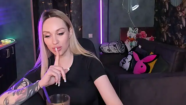 Snapshot of Blckmirrorr chatting on 04/09/26, 11:43 Blckmirrorr online show from 04/09/26, 11:43