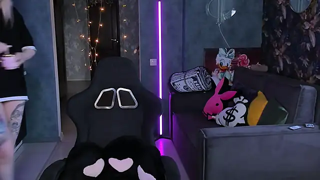 Snapshot of Blckmirrorr chatting on 04/17/26, 10:29 Blckmirrorr online show from 04/17/26, 10:29