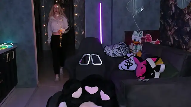 Snapshot of Blckmirrorr chatting on 04/19/26, 05:01 Blckmirrorr online show from 04/19/26, 05:01