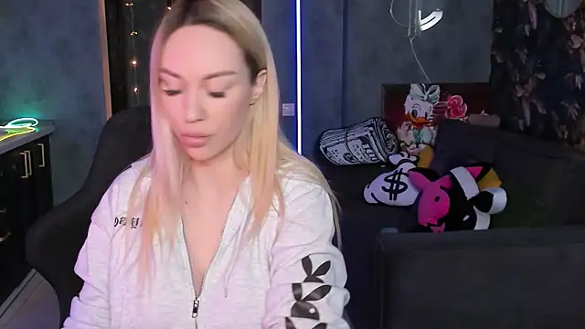 Snapshot of Blckmirrorr chatting on 04/21/26, 12:55 Blckmirrorr online show from 04/21/26, 12:55