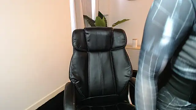 Crystal-dreamt online show from 02/21/26, 11:11