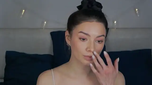 sinthiaroze online show from 02/04/25, 02:21