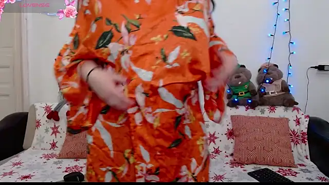 Snapshot of ElenaRose90 chatting on 12/19/25, 08:49 ElenaRose90 online show from 12/19/25, 08:49