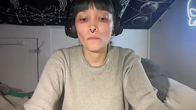 Snapshot of FRRANNKIE chatting on 12/16/24, 01:00 FRRANNKIE online show from 12/16/24, 01:00