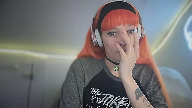 Snapshot of FRRANNKIE chatting on 10/12/25, 02:10 FRRANNKIE online show from 10/12/25, 02:10