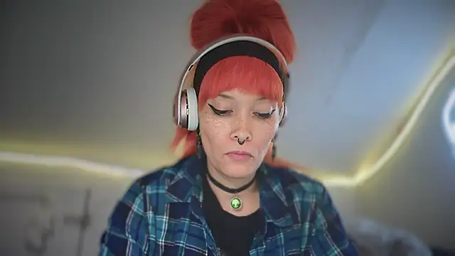 Snapshot of FRRANNKIE chatting on 10/17/25, 05:48 FRRANNKIE online show from 10/17/25, 05:48