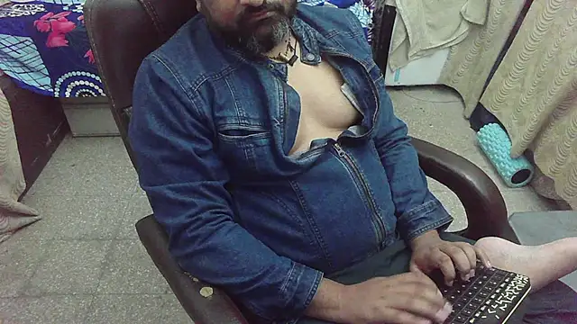 Snapshot of rentarob chatting on 11/19/25, 05:24 rentarob online show from 11/19/25, 05:24