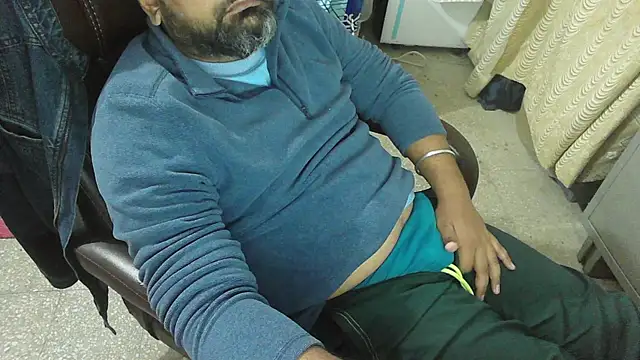 Snapshot of rentarob chatting on 11/24/25, 03:28 rentarob online show from 11/24/25, 03:28